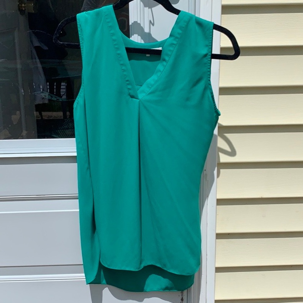 Violet & Claire green v-neck woven top